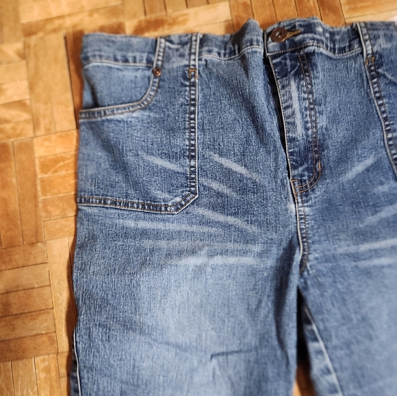 Thyme maternity Capri jeans size small - Picture 2 of 8